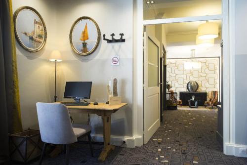 an office with a desk and a computer on a wall at Hôtel Mercure Rodez Cathédrale in Rodez