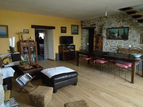 ein Wohnzimmer mit einem Tisch und einem Esszimmer in der Unterkunft La Bastide St Paul in Anglès