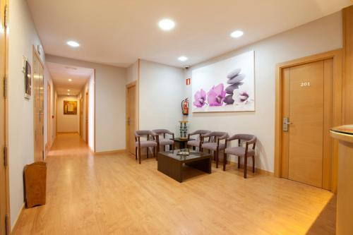 - une salle d'attente avec des chaises et une table dans l'établissement Hostal Jemasaca-Palma61, à Madrid