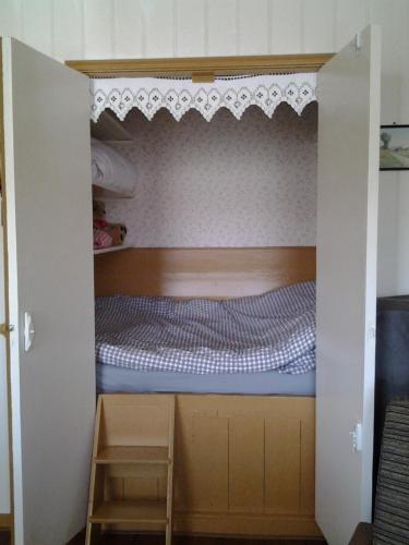 een kleine slaapkamer met een stapelbed bij de Wylgepleats in Jutrijp