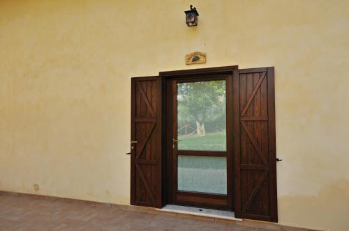 a large wooden door with a view of a yard at Agriturismo Casale Contessa in Montebuono