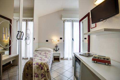 um quarto de hotel com uma cama e uma pequena carrinha num balcão em Ancora Hotel & Residence em Cattolica