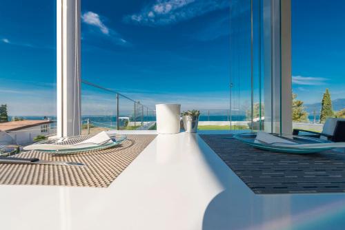 a house with a balcony with a view of the ocean at Hotel Villa Katy in Bardolino