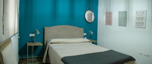 バエサにあるAlcazar de Baeza Centro Godoyesの青い壁の小さなベッドルーム1室