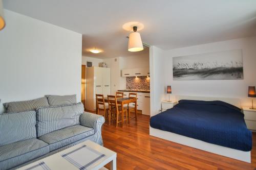 salon z łóżkiem i kanapą w obiekcie Apartamenty Świnoujście - Róża Wiatrów w Świnoujściu