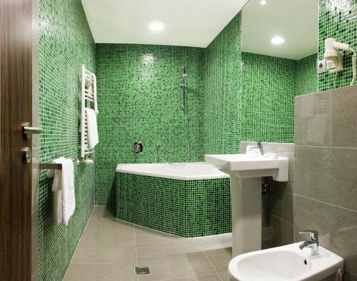 Phòng tắm tại Bodrogi Kúria Wellness Hotel