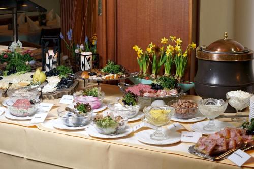 una mesa con un buffet de comida. en Hotel Möllner Hof en Welt