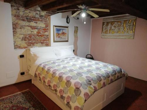 Ai Filippini في فيرونا: غرفة نوم مع سرير ومروحة سقف