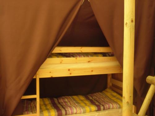 Μία ή περισσότερες κουκέτες σε δωμάτιο στο camping bonneval