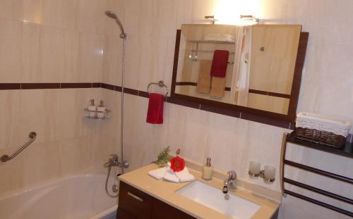 Un baño con bañera, lavabo y ducha. en Casa Marques, en Lagos