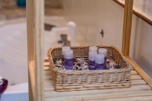 una cesta llena de botellas sentadas en un estante en Enjoy the Silence Holiday Home, en Vlašić