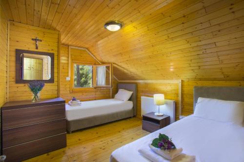 Tempat tidur dalam kamar di Ricky Chalet Near Troodos