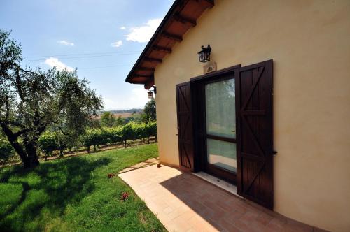a house with a large wooden door and a yard at Agriturismo Casale Contessa in Montebuono