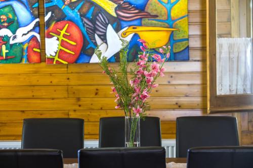 a vase of flowers sitting on a table with chairs at Ricky Chalet Near Troodos in Spilia