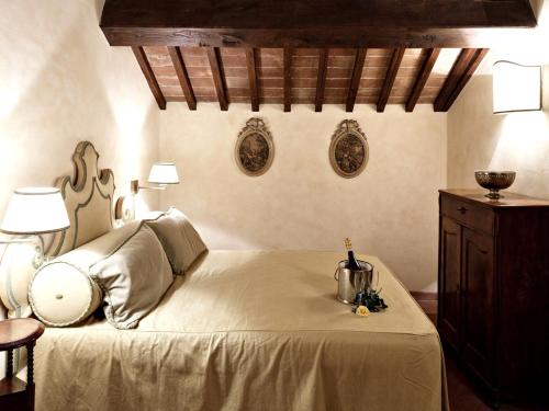 Un dormitorio con una cama con una olla. en Villa Stefano en Dicomano