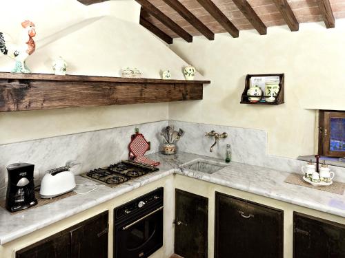 cocina con fregadero y fogones horno superior en Villa Stefano en Dicomano