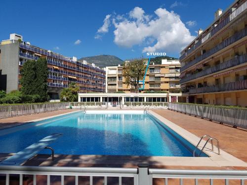 una piscina en medio de un edificio en Les Caroubiers en Roquebrune-Cap-Martin