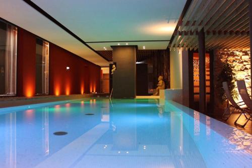uma grande piscina num quarto de hotel em Hotel Salinensee em Bad Dürrheim