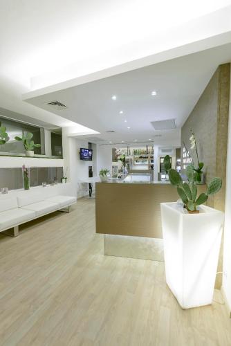 a lobby with a plant in the middle of a room at Hotel Villa Katy in Bardolino