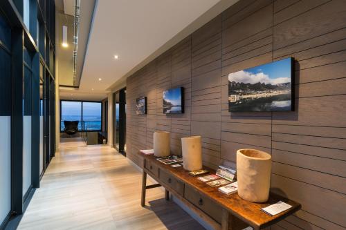 einen Flur eines Hauses mit einer Wand und einem TV in der Unterkunft Living Hotel Lion's Eye in Kapstadt
