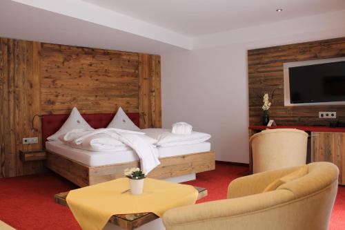 um quarto de hotel com uma cama e uma televisão em Hotel Salinensee em Bad Dürrheim