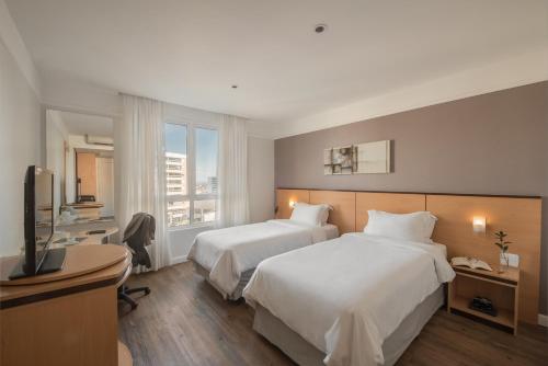 南卡希亞斯的住宿－南卡希亞斯城際酒店，酒店客房设有两张床和电视。