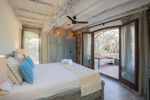 ein Schlafzimmer mit einem Bett und einem großen Fenster in der Unterkunft Mas del Sord 1335 in La Selva del Camp