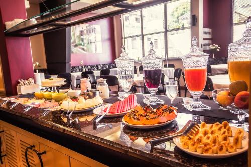 a buffet with food and drinks on a table at Hotel Solaris in São Miguel dʼOeste