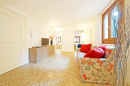 sala de estar con sofá y TV en Sant'Aponal Apartment Rialto, en Venecia