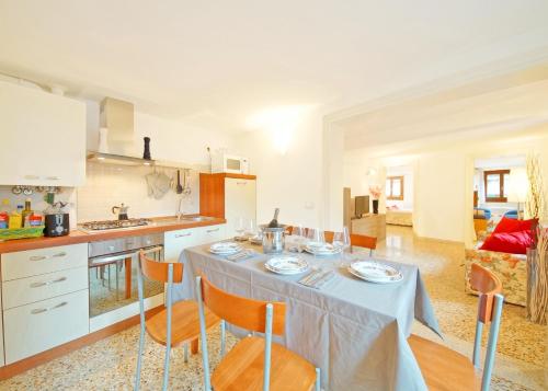 cocina con mesa y sillas en una habitación en Sant'Aponal Apartment Rialto, en Venecia