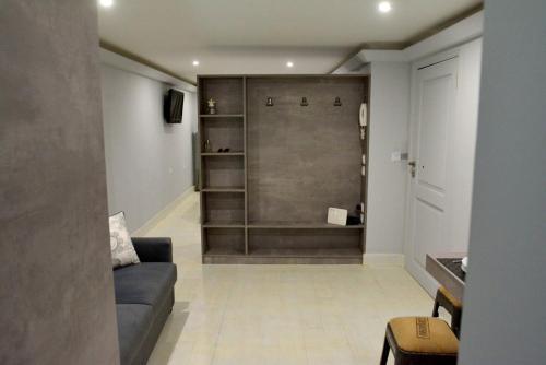 uma sala de estar com um sofá e um chuveiro em Liston Apartment em Corfu Town