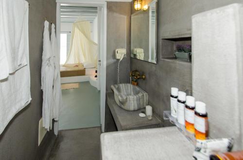 Kúpeľňa v ubytovaní Thalassitra Private Pool Suites
