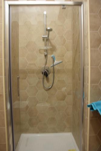 um chuveiro com uma porta de vidro na casa de banho em Casa Marinella em Montecorice