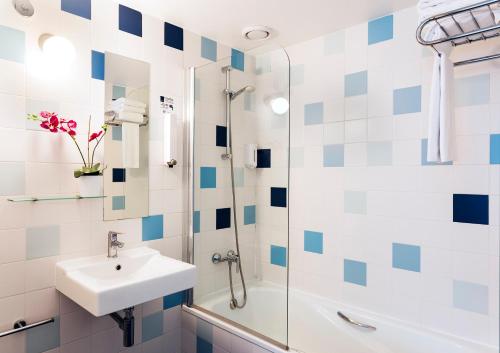 W łazience znajduje się umywalka i prysznic. w obiekcie B&B HOTEL Girona 2 w mieście Salt