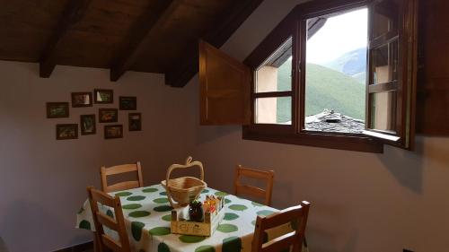 een eetkamer met een tafel en een raam bij Apartamentos El Valledor in Tremado