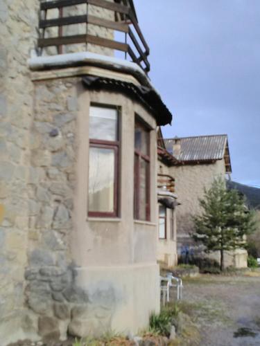 a stone building with a window on the side of it at Refugi Quatre Cases in Clot del Moro