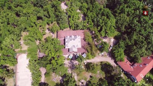 an overhead view of a house in a forest at Báró Eötvös Loránd Menedékház in Pilisszentkereszt