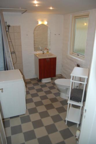 フレゼリシアにあるLejlighed i Centrumのバスルーム(洗面台、トイレ付)