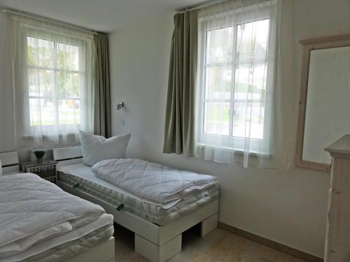 Katil atau katil-katil dalam bilik di 3 Zimmer Ferienwohnung Haus Meeresblick mit Meerblick A005 mit Südterrasse und Strandkorb