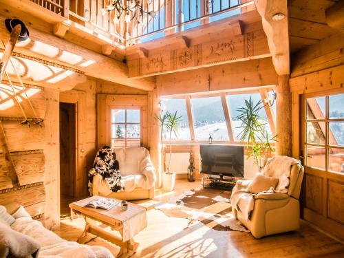 a living room with chairs and a television in a cabin at TatryTop Panorama Lux Spa in Kościelisko