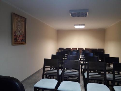 SlivenにあるHotel Sveti Nikolaの黒い椅子と壁画が施された空き部屋