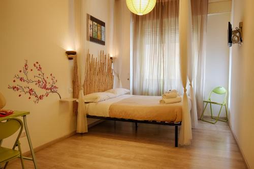 een kleine slaapkamer met een bed in een kamer bij Jet Lag in Rome