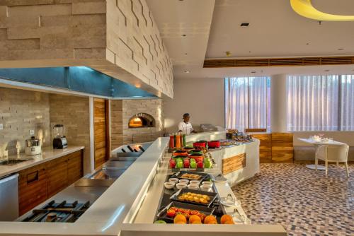 een keuken met een aanrecht met groenten en fruit bij Azaya Beach Resort Goa in Benaulim