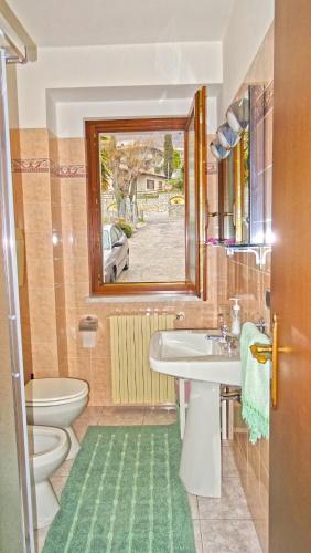 Bilik mandi di Casa Rosalia cozy holiday apartment by Gardadomsumea