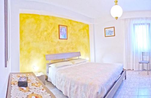 Katil atau katil-katil dalam bilik di Casa Rosalia cozy holiday apartment by Gardadomsumea