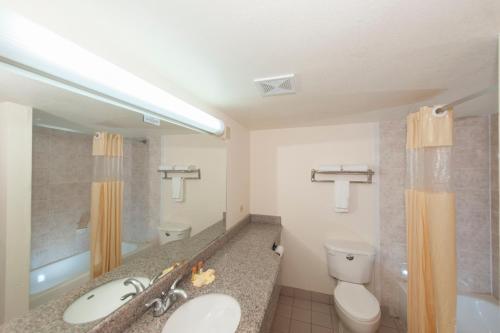 Imagen de la galería de Days Inn & Suites by Wyndham Laredo, en Laredo