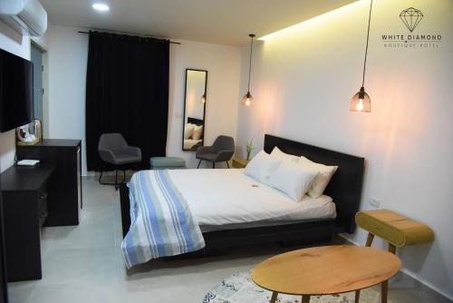 Una cama o camas en una habitación de White Diamond