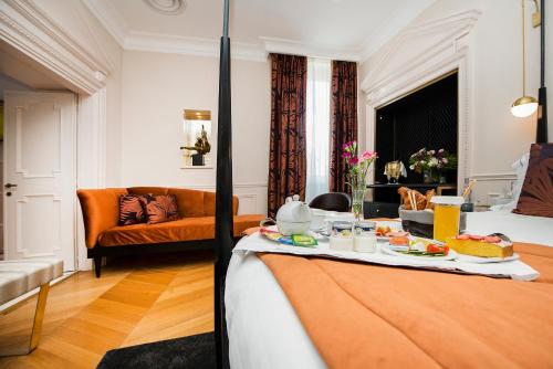 羅馬的住宿－托雷阿根廷和萊- 魅力宅區酒店，客厅配有餐桌和食物