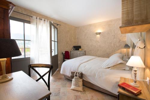 Katil atau katil-katil dalam bilik di Hôtel-Spa Le Saint Cirq