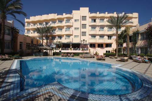 Swimming pool sa o malapit sa Sea Garden Hotel